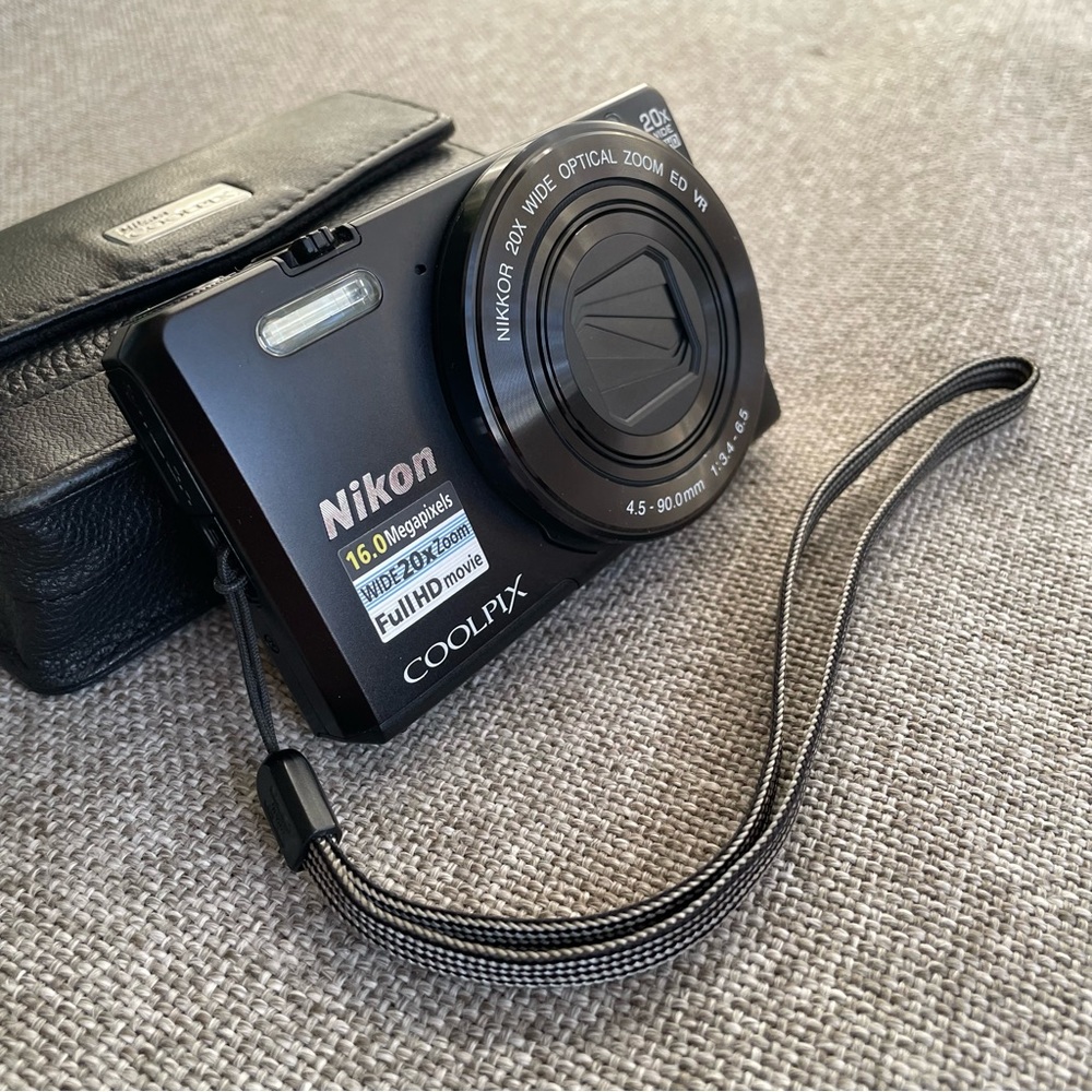 [SOLD] Nikon COOLPIX S7000 16MP - Original Nikon Battery, SD Card & Nikon Case.
